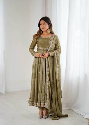 Green Fandy Silk Embroidered  Kurti Pant Dupatta 1