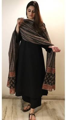 Women's black straight viscose kurta set with printed dupatta 3