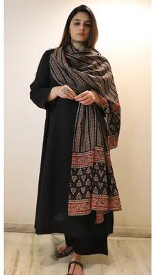 Women's black straight viscose kurta set with printed dupatta 5
