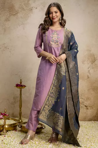 pink silk blend embroidered kurta set women with dupatta pant