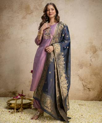  pink silk blend embroidered kurta set women with dupatta pant 3