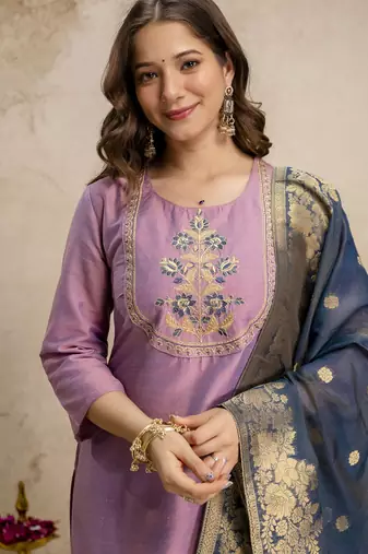  pink silk blend embroidered kurta set women with dupatta pant