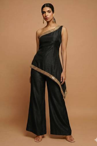 Black one-shoulder fusion set