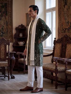 Men olive chanderi silk solid embroidered straight kurta trouser with dupatta 3