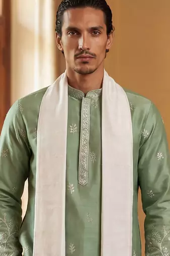 Men green silk blend solid embroidered straight kurta with dupatta
