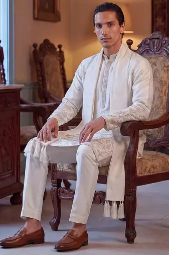 Men white silk blend floral embroidered straight kurta with dupatta