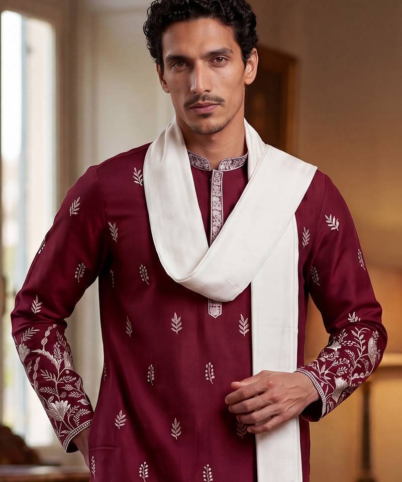 Men maroon silk blend solid embroidered straight kurta with dupatta