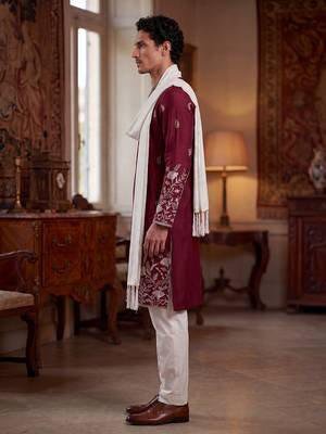 Men maroon silk blend solid embroidered straight kurta with dupatta 3