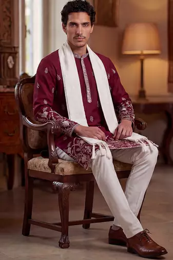 Men maroon silk blend solid embroidered straight kurta with dupatta