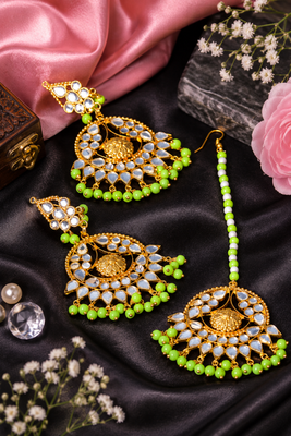 Classic kundan earrings and maang tikka 2