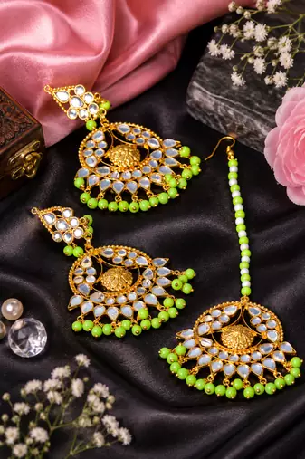 Classic kundan earrings and maang tikka