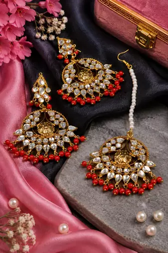 Intricate kundan earrings for festive wear