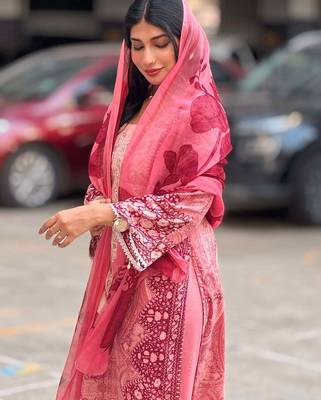 Women's pink and maroon printed lawn suit with chiffon dupatta 3