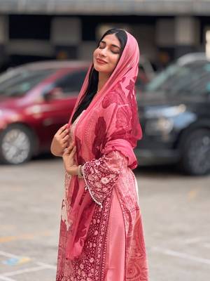 Women's pink and maroon printed lawn suit with chiffon dupatta 5