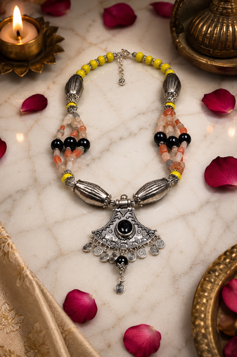 Mixed beads ornamental necklace