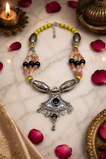 Mixed beads ornamental necklace
