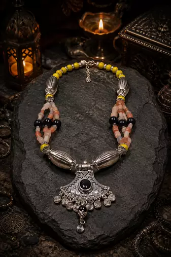 Mixed beads ornamental necklace