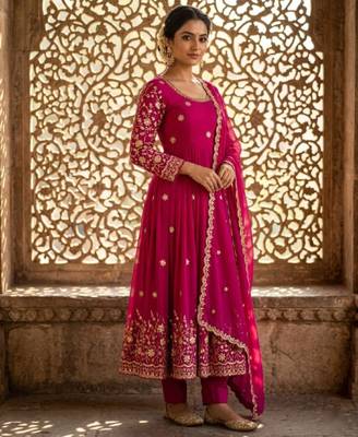 Pink silk blend embroidered gown set 2