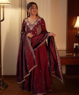 Maroon silk blend embroidered gown set 3