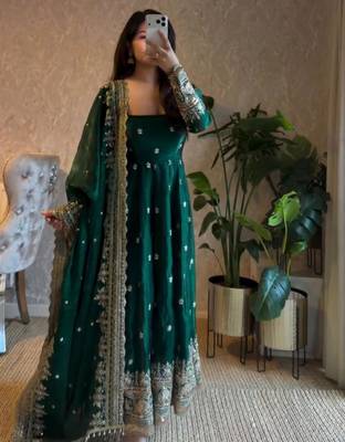 Green georgette embroidered anarkali set 3