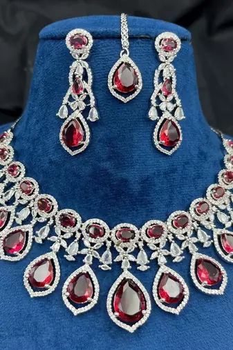 Red Pear Cut Crystal Bridal Jewelry Set: Necklace, Earrings, Maang Tikka – Victorian Style Gala