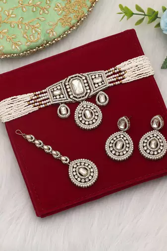 White color choker kundan necklace set