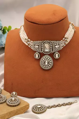 White color choker kundan necklace set