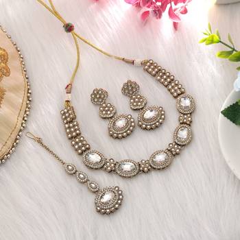 White color kundan necklace set 1