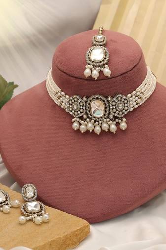 White color choker kundan necklace set