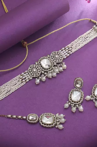 White color choker kundan necklace set