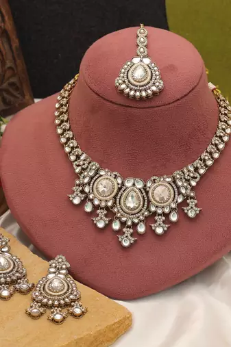 White color kundan necklace set