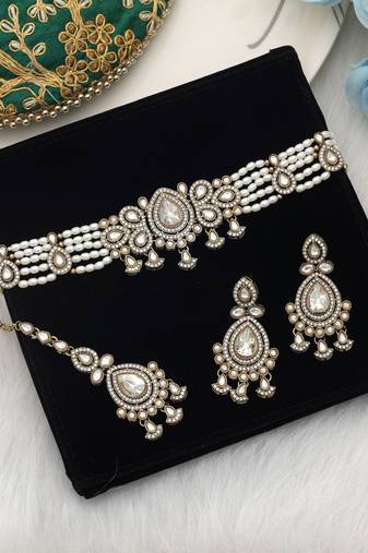 White color choker kundan necklace set