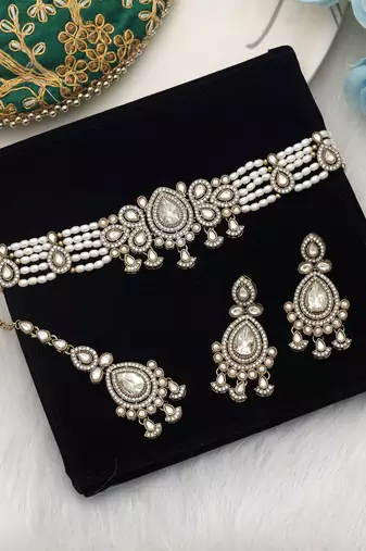 White color choker kundan necklace set