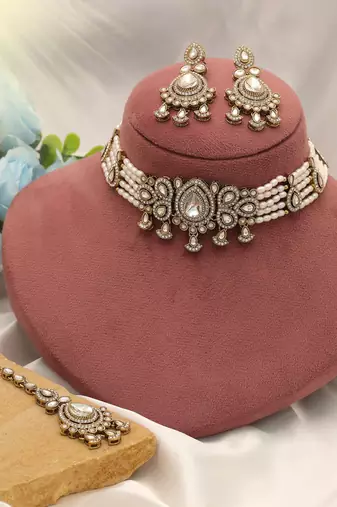 White color choker kundan necklace set