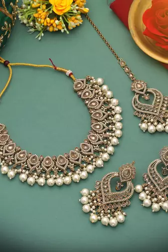 Gold color kundan necklace set