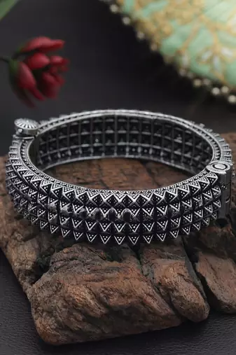 Silver color oxidised openable bracelet
