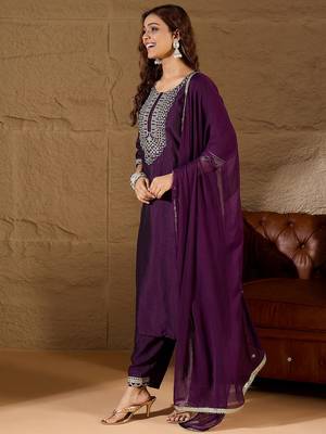 Floral embroidered silk round neck kurta trosuer & dupatta set 3