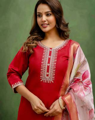 Floral embroidered cotton round neck kurta trosuer & dupatta set 3