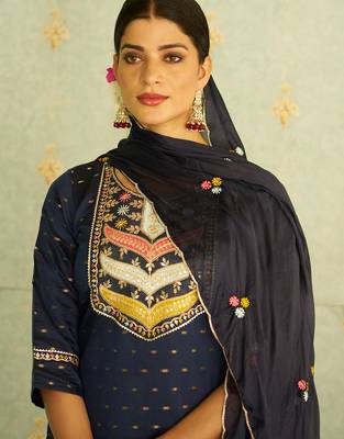 Floral embroidered chanderi silk round neck kurta trosuer & dupatta set 4