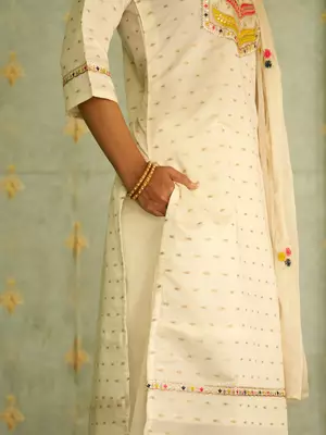 Floral embroidered chanderi silk round neck kurta trosuer & dupatta set 4