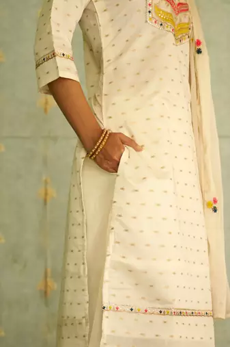 Floral embroidered chanderi silk round neck kurta trosuer & dupatta set