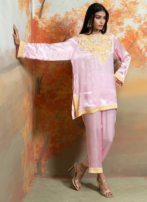 Baby pink embroidered ganghi silk kurta set 5