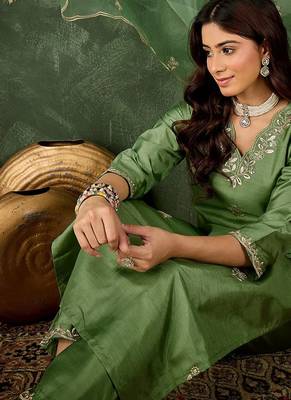 Floral embroidered silk v neck kurta trosuer & dupatta set 4