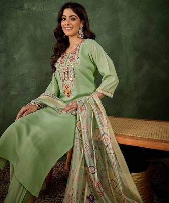 Floral embroidered silk round neck kurta trosuer & dupatta set 3