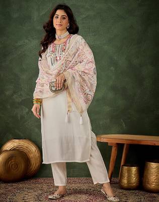 Floral embroidered silk round neck kurta trosuer & dupatta set 2