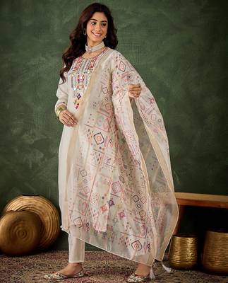 Floral embroidered silk round neck kurta trosuer & dupatta set 3