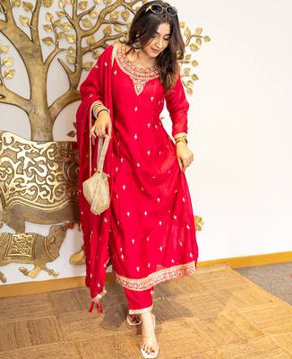 Floral embroidered silk blend round neck kurta trosuer & dupatta set 3