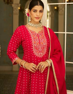 Floral embroidered silk blend v neck kurta trosuer & dupatta set 3