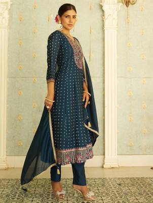 Floral embroidered silk blend v neck kurta trosuer & dupatta set 4
