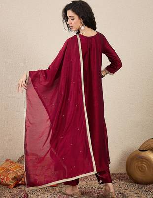 Floral embroidered silk blend round neck kurta trosuer & dupatta set 3